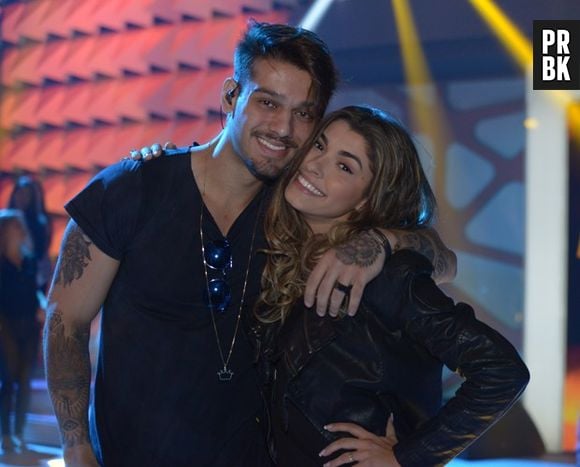 Lucas Lucco e Ana Paula Guedes posam juntos nos bastidores do programa "Domingão do Faustão", da Globo