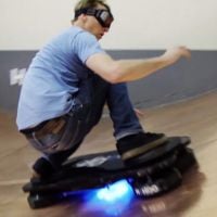 Tony Hawk aprende a andar no Hoverboard, o skate de "De Volta Para o Futuro"