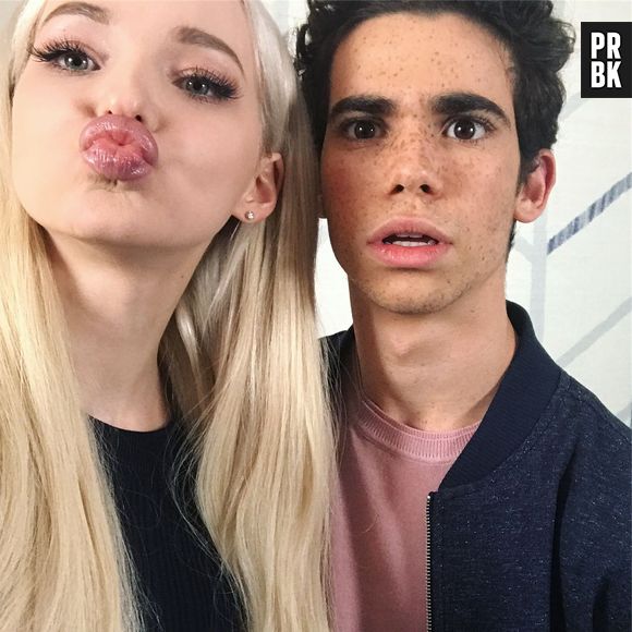 Dove Cameron faz tatuagem em homenagem a Cameron Boyce