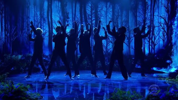 O BTS arrasou na primeira performance ao vivo de "Black Swan" e a internet ainda não superou