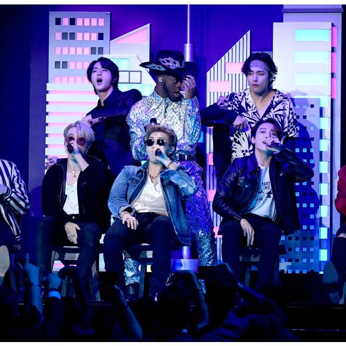 BTS fez história no Grammy 2020 e se tornou o primeiro grupo sul-coreano a se apresentar na cerimônia