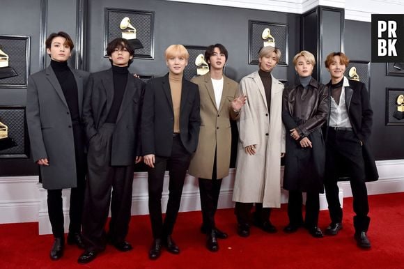 BTS impressiona fãs com primeira performance ao vivo de "Black Swan"