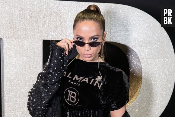 Anitta se irrita com boato sobre romance com Lexa e pede para jornal que espalhou a notícia se retratar