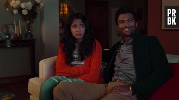 "Eu Nunca":  Devi (Maitreyi Ramakrishnan) tem que lidar com a perda de seu pai Mohan (Sendhil Ramamurthy)