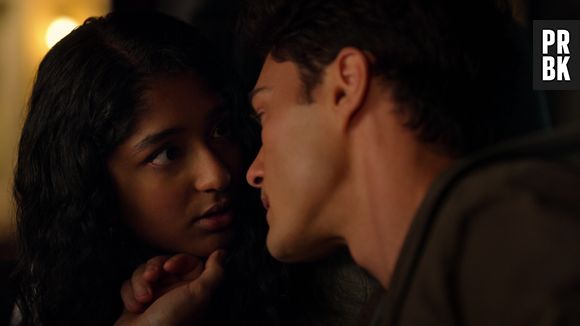 "Eu Nunca": Devi (Maitreyi Ramakrishnan) é apaixonada por Paxton (Darren Barnet)