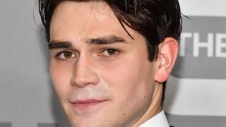 KJ Apa não se manifesta sobre movimento Black Lives Matter e acaba se envolvendo em polêmica