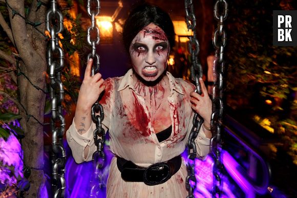 Demi Lovato se fantasiou para curtir sua festa de Halloween antes do lançamento de "Neon Lights"