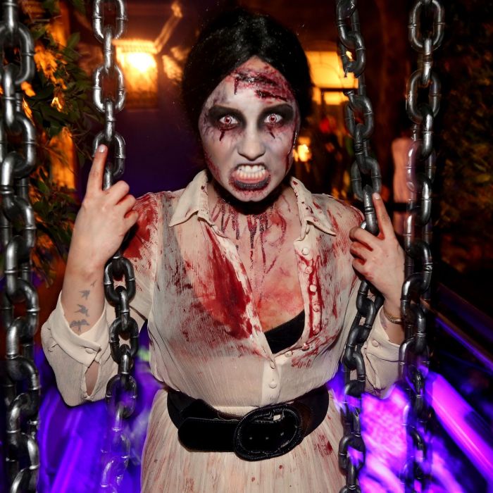 Demi Lovato se fantasiou para curtir sua festa de Halloween antes do lançamento de &quot;Neon Lights&quot;