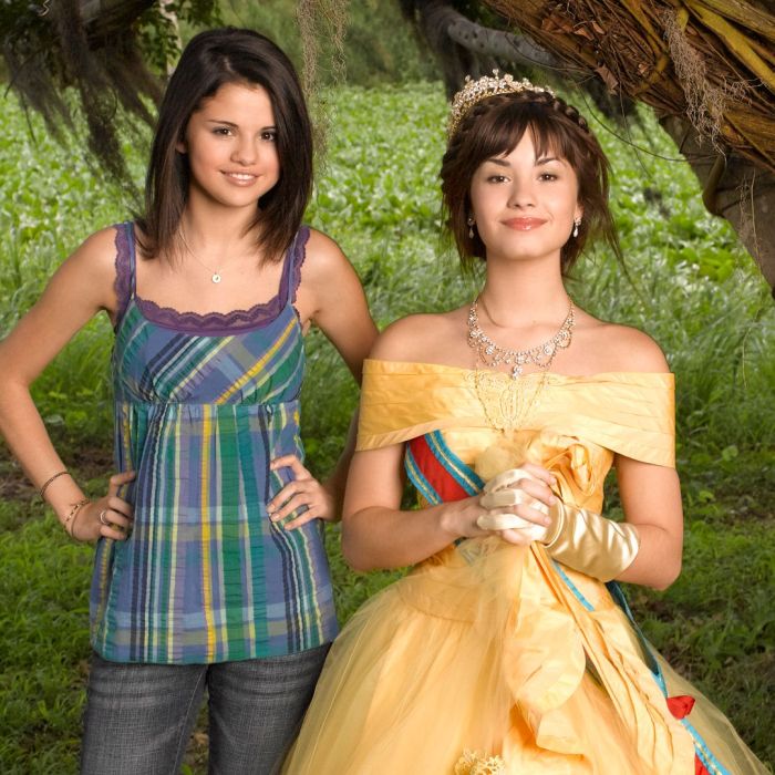 Selena Gomez e Demi Lovato atuaram juntas em &quot;Programa de Proteção Para Princesas&quot;, do Disney Channel
