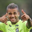  Al&eacute;m de Neymar, Daniel Alves tamb&eacute;m apareceu nos jogos da Copa com a nova cor de cabelo.&nbsp; 