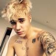  Justin Bieber platinou o cabelo na &uacute;ltima quinta-feira (04), e j&aacute; est&aacute; causando com o novo visu 