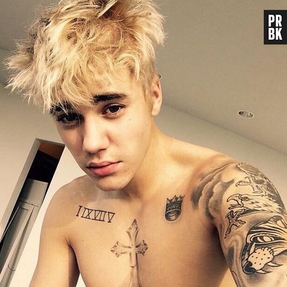 Justin Bieber platinou o cabelo na última quinta-feira (04), e já está causando com o novo visu