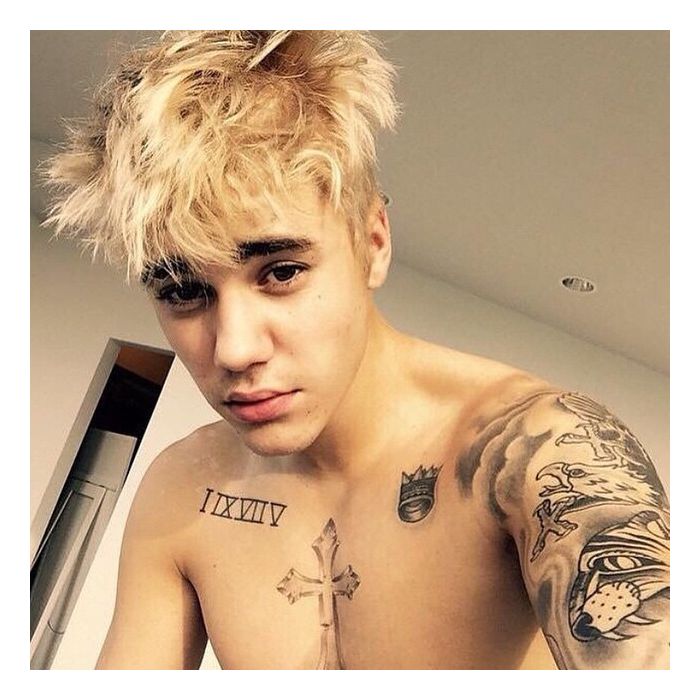  Justin Bieber platinou o cabelo na &amp;uacute;ltima quinta-feira (04), e j&amp;aacute; est&amp;aacute; causando com o novo visu 