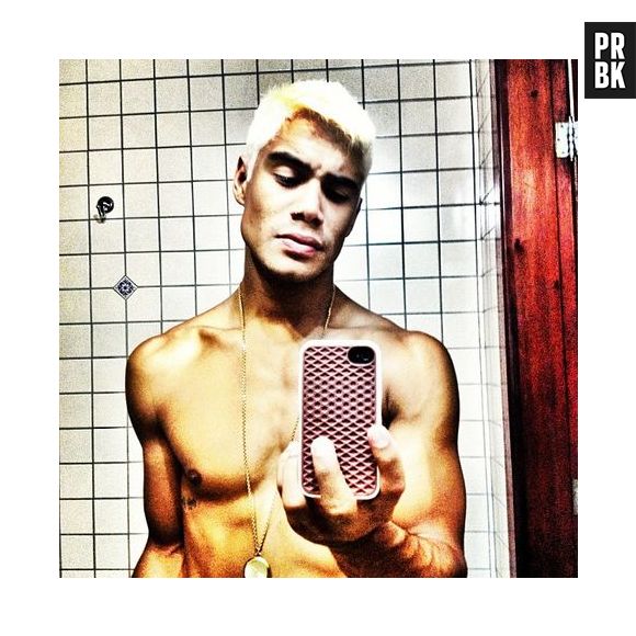 Micael Borges surpreendeu seus fãs ao postar uma foto com a nova cor de cabelo, em 2012