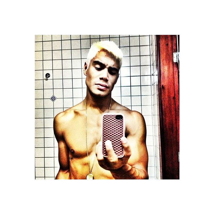  Micael Borges surpreendeu seus f&amp;atilde;s ao postar uma foto com a nova cor de cabelo, em 2012 