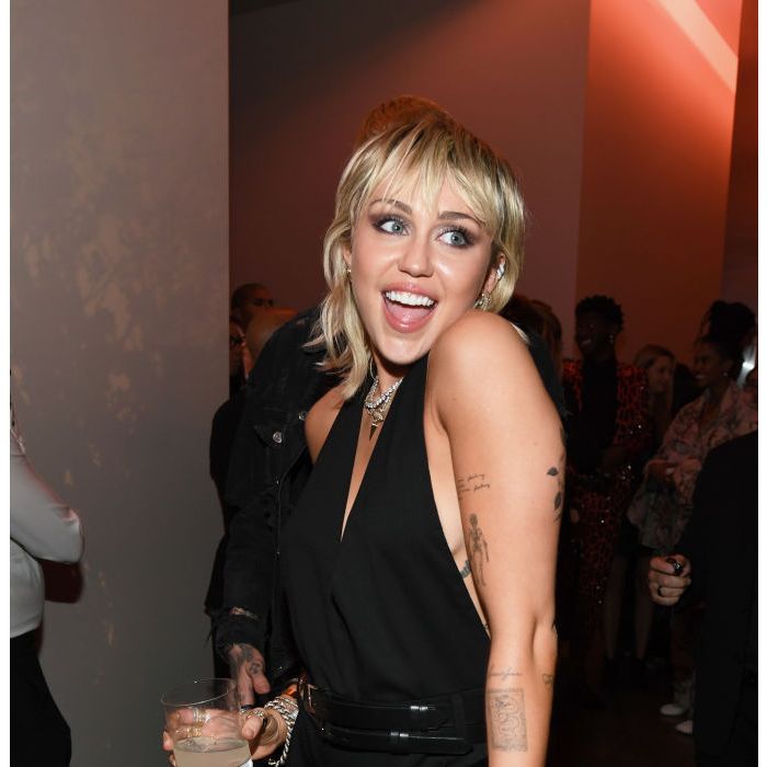 Miley Cyrus lança &quot;Plastic Hearts&quot; e arranca elogio dos fãs