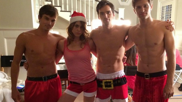 Da série "Pretty Little Liars", gatos posam sem camisa em clima de Natal