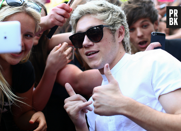 Niall Horan, do One Direction, canta Taylor Swift durante tarde de autógrafos