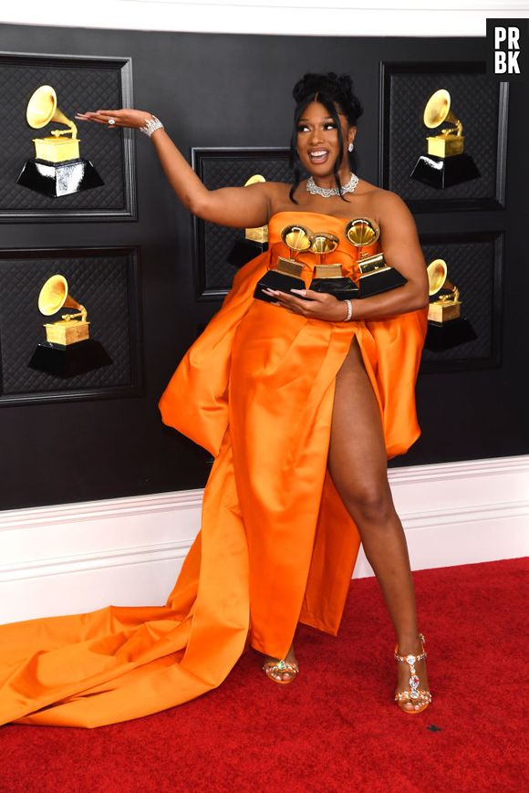 Escolha quem se vestiu melhor no Grammy 2021 nesta batalha de looks!