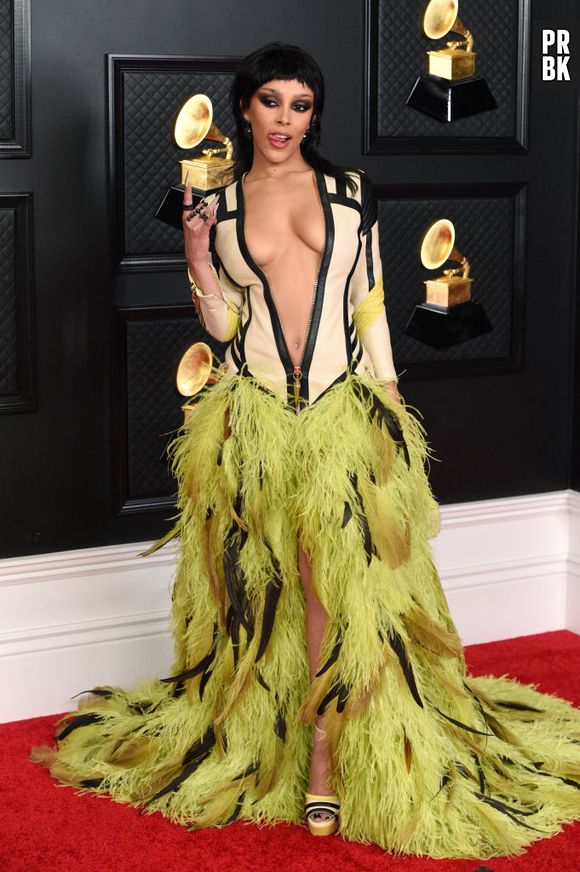Roupas do Red Carpet do Grammy 2021 viram assunto na internet - Escolha sua preferida nesta batalha de looks!