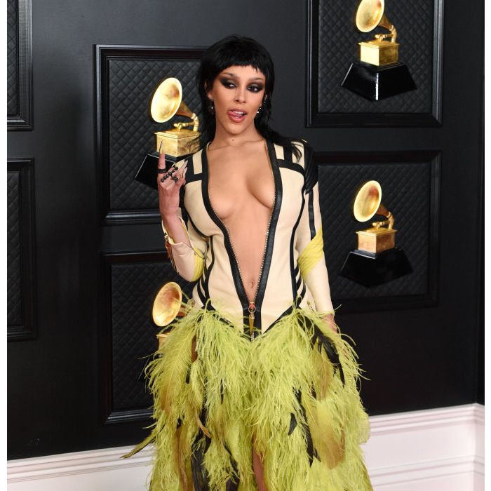 Roupas do Red Carpet do Grammy 2021 viram assunto na internet - Escolha sua preferida nesta batalha de looks!