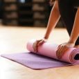 O tapete é um acessório necessário no yoga, mas pode ser substituído por outros objetos similares
