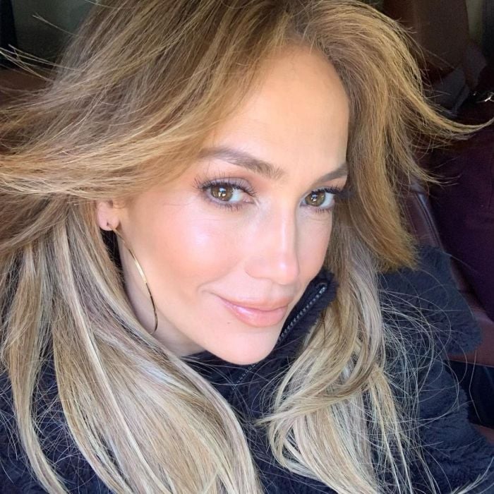 Jennifer Lopez aposta na tendência Curtain Bangs