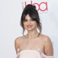 Selena Gomez aposta na tendência Curtain Bangs