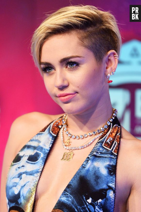 Miley Cyrus levou o prêmio de "Melhor Vídeo" por "Wrecking Ball" no MTV Europe Music Awards