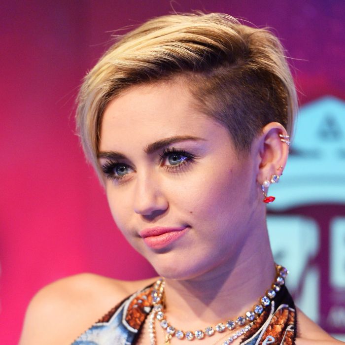 Miley Cyrus levou o prêmio de &quot;Melhor Vídeo&quot; por &quot;Wrecking Ball&quot; no MTV Europe Music Awards