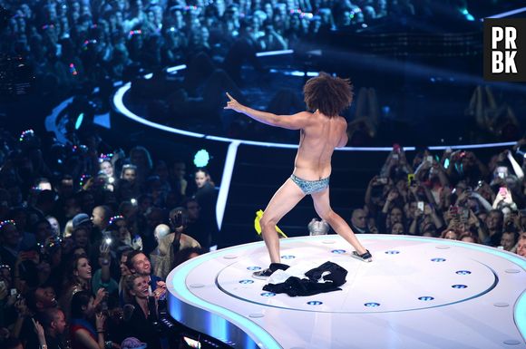 O apresentador Redfoo tirou a roupa no MTV EMA 2013