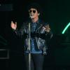 Bruno Mars recebou o prêmio de "Melhor Música" com "Locked Out of Haven" no MTV EMA 2013