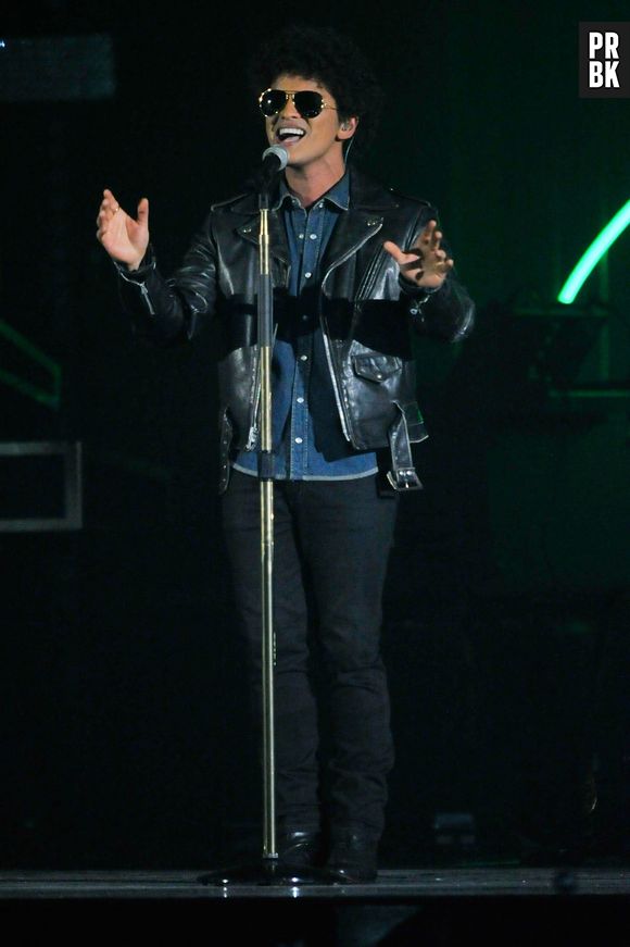 Bruno Mars recebou o prêmio de "Melhor Música" com "Locked Out of Haven" no MTV EMA 2013