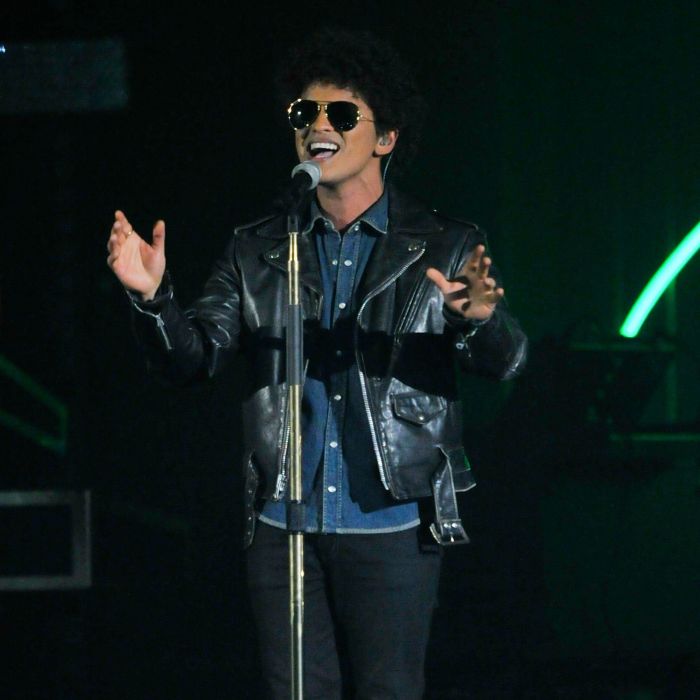 Bruno Mars recebou o prêmio de &quot;Melhor Música&quot; com &quot;Locked Out of Haven&quot; no MTV EMA 2013