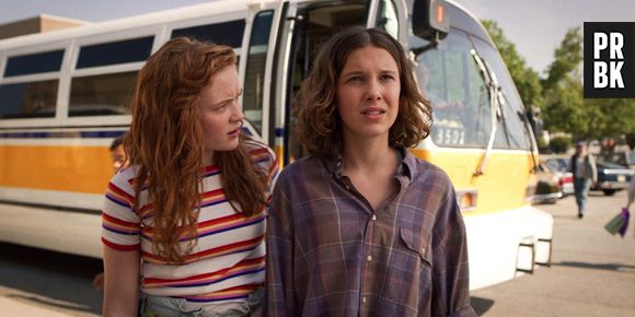 Em "Stranger Things 4", uma foto de bastidor mostra o boneco de Elevan sendo carregado por uma maca