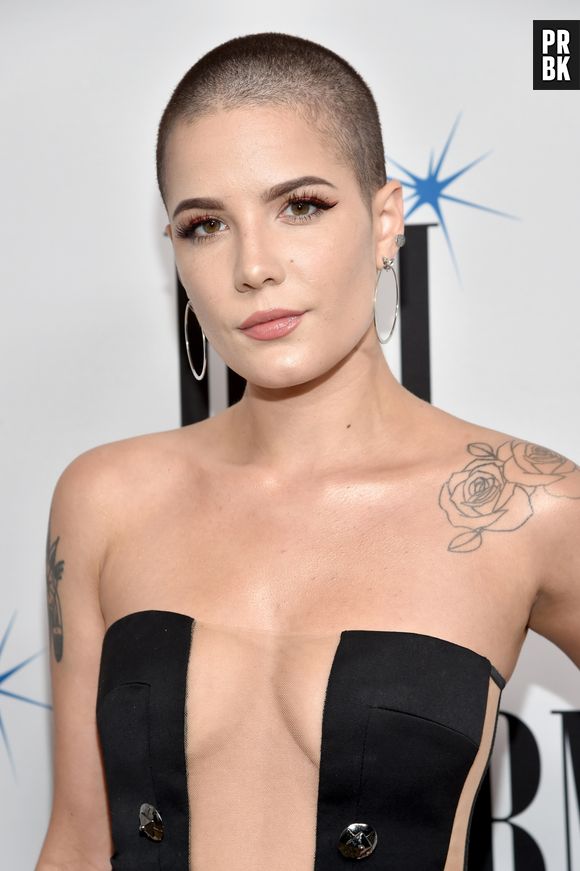 Halsey faz parte da comunidade LGBTQIAP+ e também assinou a carta