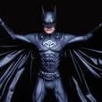 Em "Batman", George Clooney usa uma armadura com mamilos, que deixou todo mundo constrangido.
