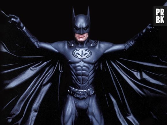 Em "Batman", George Clooney usa uma armadura com mamilos, que deixou todo mundo constrangido.