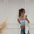 Gabi Brandt faz selfie com look montado com wide leg jeans