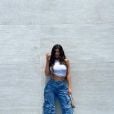Kylie Jenner aposta em wide leg jeans moderna e descolada