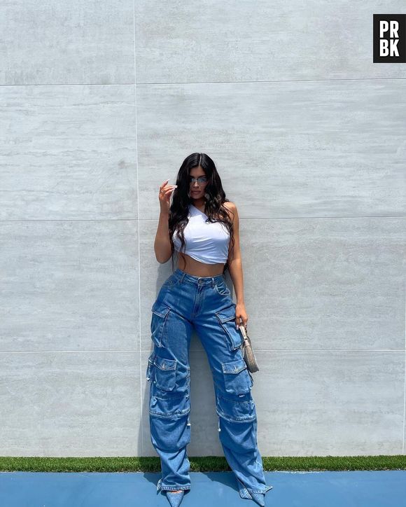 Kylie Jenner aposta em wide leg jeans moderna e descolada