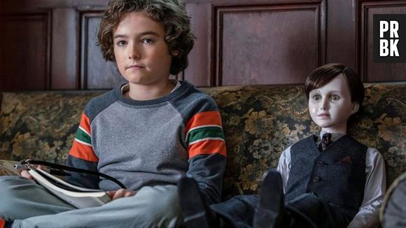 Em "Brahms: Boneco do Mal II", Liza (Katie Holmes) se muda com o marido e o filho do casal, Jude, para a mansão Heelshire sem saber que o lugar tem uma história terrível do passado