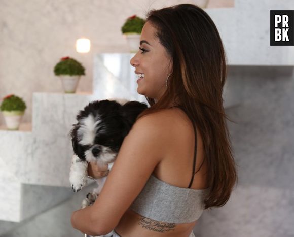 Anitta posa com seu cachorrinho Alfredo, super fofos