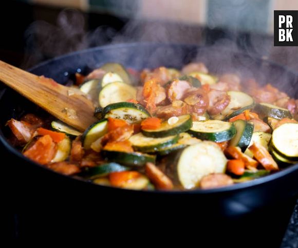 Comer em casa ou levar a própria comida é uma ótima dica para gastar menos e controlar a grana