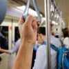 Substituir o transporte particular pelo público ou alternativo é uma ótima dica para controlar sua grana