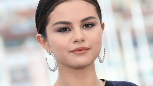 Transplante de Selena Gomez vira piada em série e cantora critica: "Mau gosto"