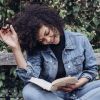 Tentar diferentes formatos de livros como crônicas, poemas e audiobooks podem ajudar a superar a ressaca literária