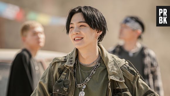 Em live do BTS, Suga chamou atenção com o novo cabelo rosa