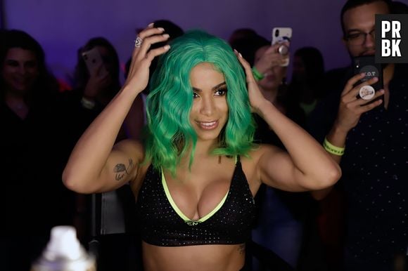 Anitta chamou atenção com peruca verde