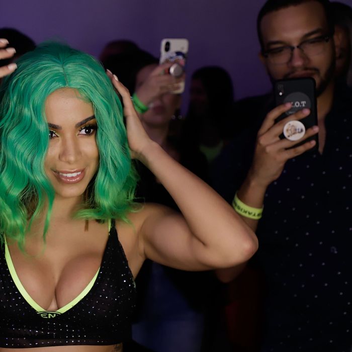 Anitta chamou atenção com peruca verde